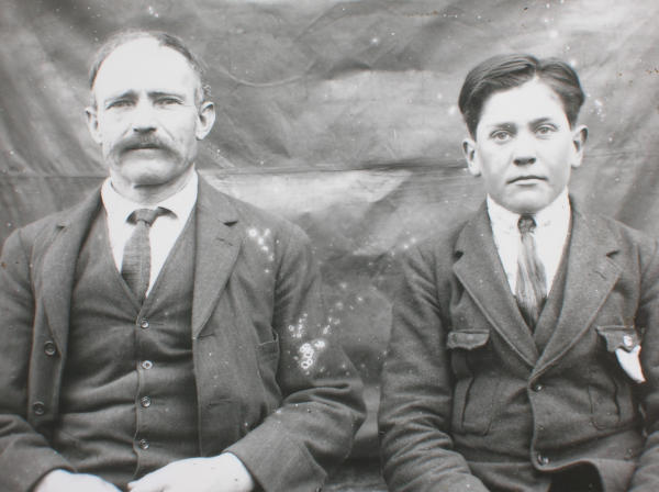 Ritratto di padre e figlio in abiti tradizionali